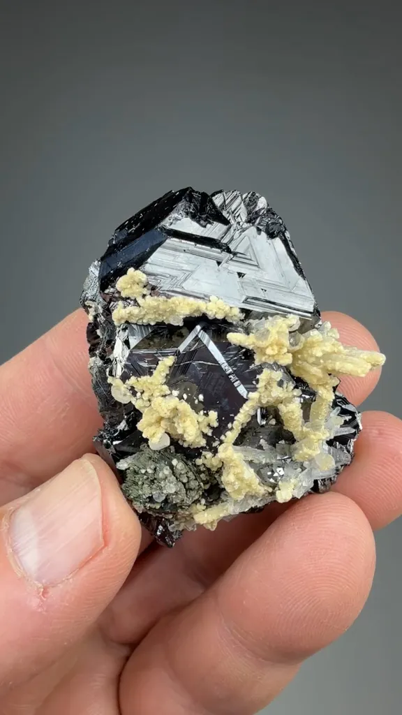 Sphalerite with Quartz, Dolomite - image 2