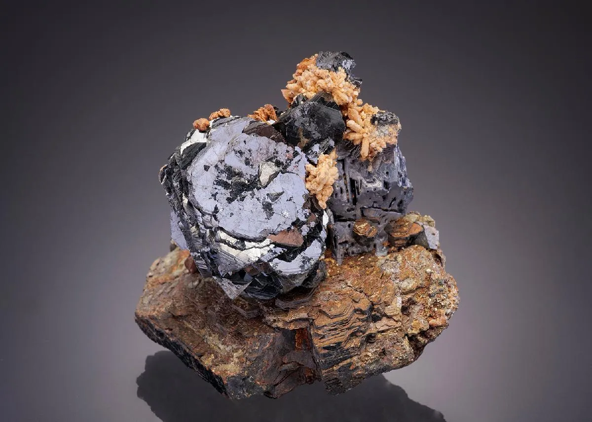 Sphalerite with Quartz, Galena and Calcite on Pyrrhotite - image 1