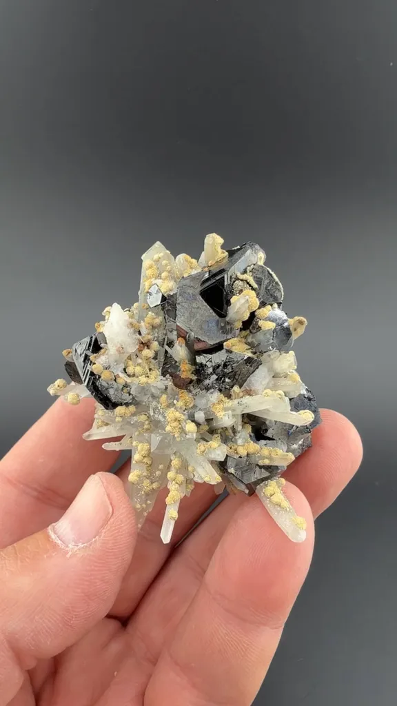 Sphalerite with Quartz, Siderite image