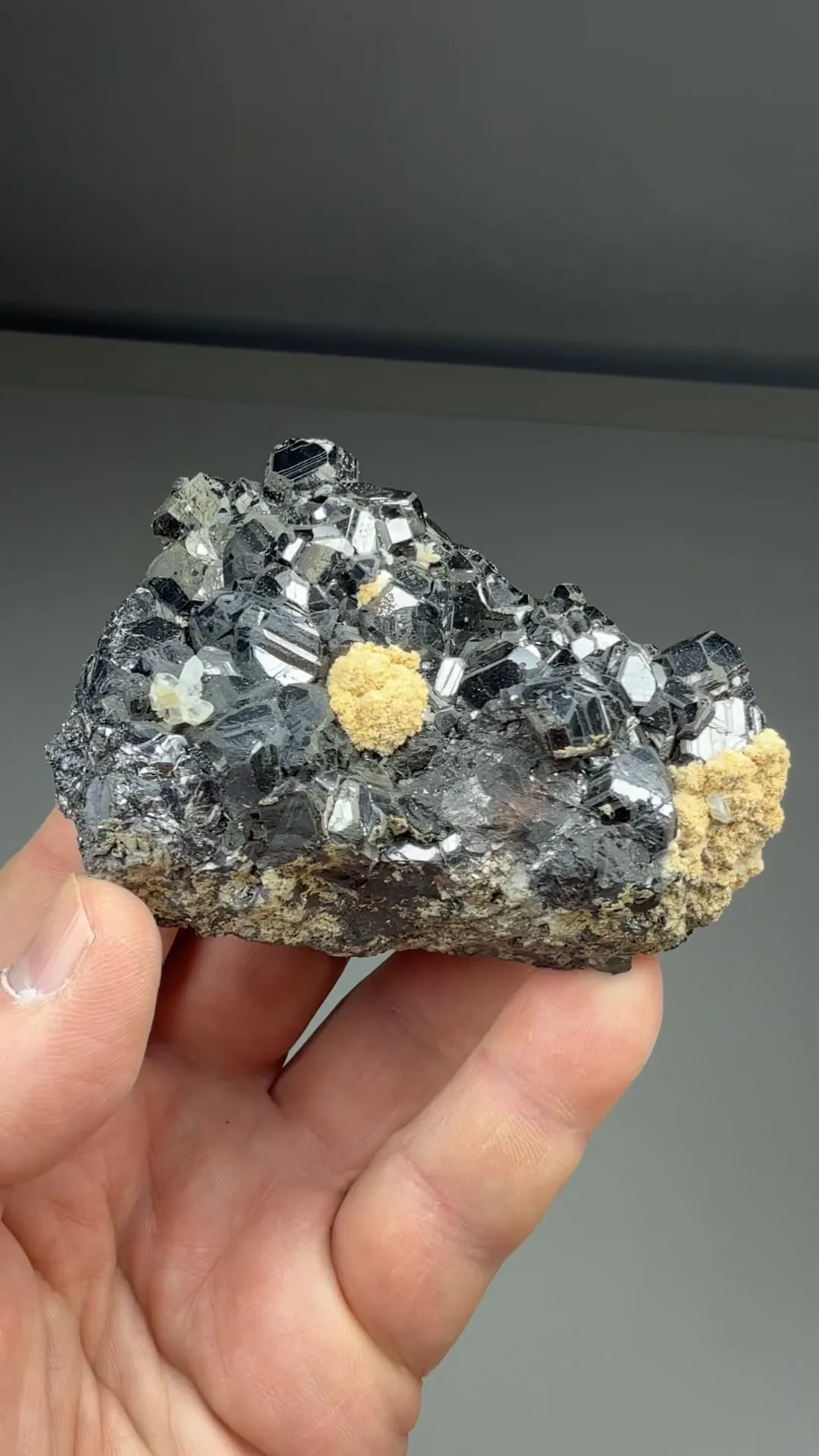 Sphalerite with Rhodochrosite - image 2