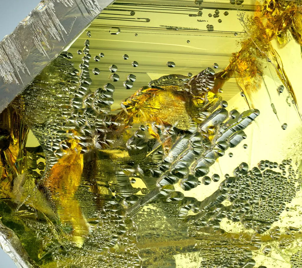 Sphene (twinned) - image 3