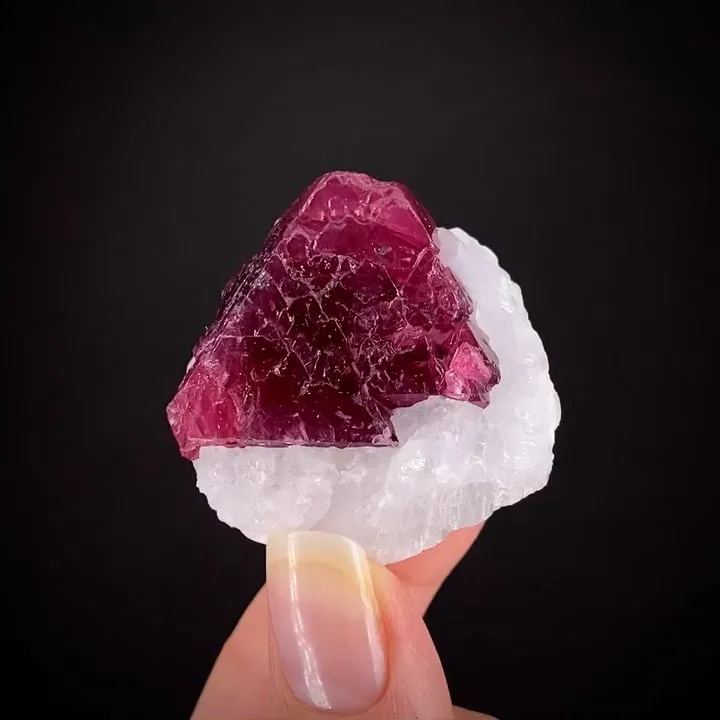 Spinel in Calcite - image 1