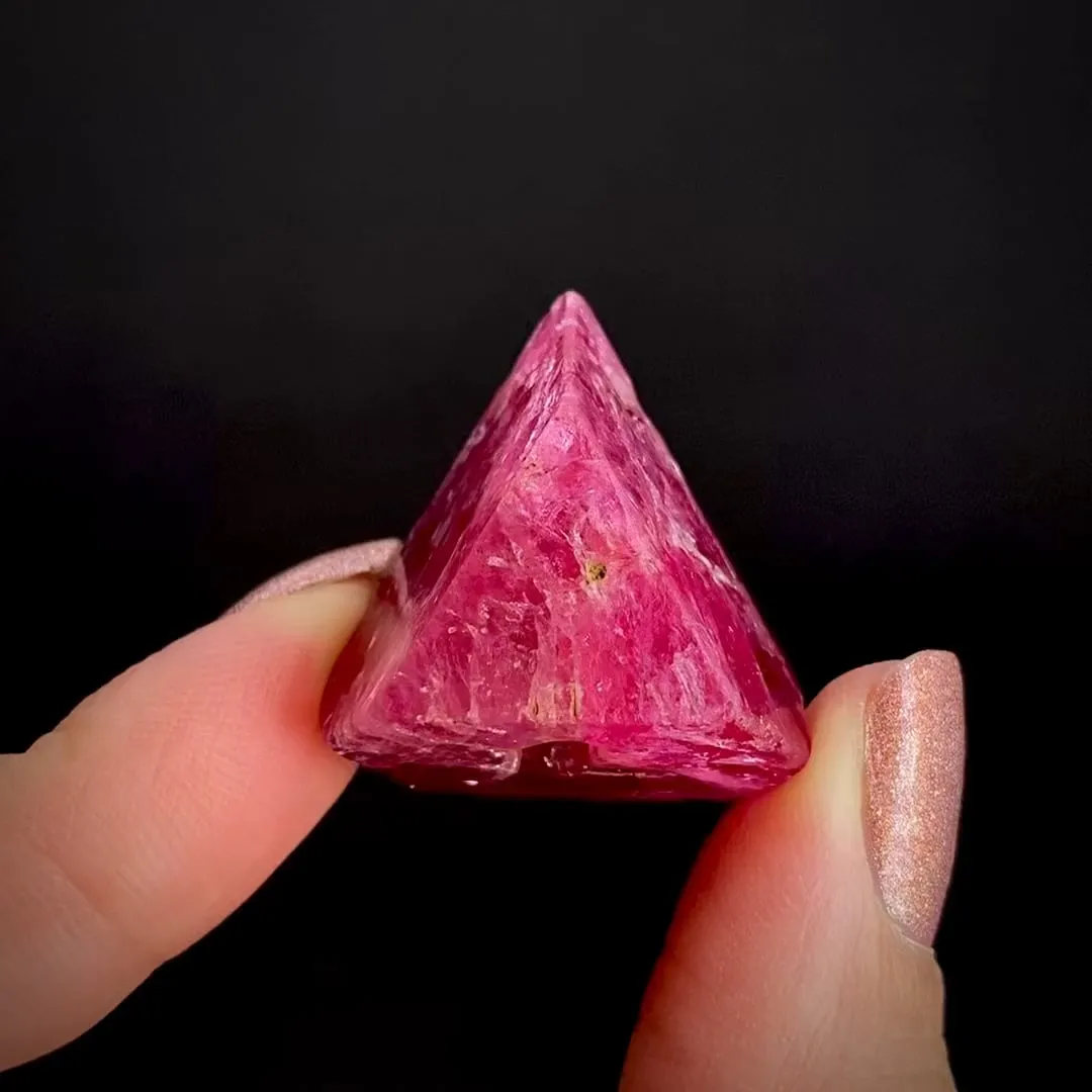 Spinel (macle twinned) - image 1