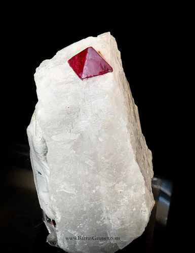 Spinel on Calcite - image 3