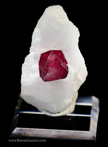 Spinel on Calcite - image 2