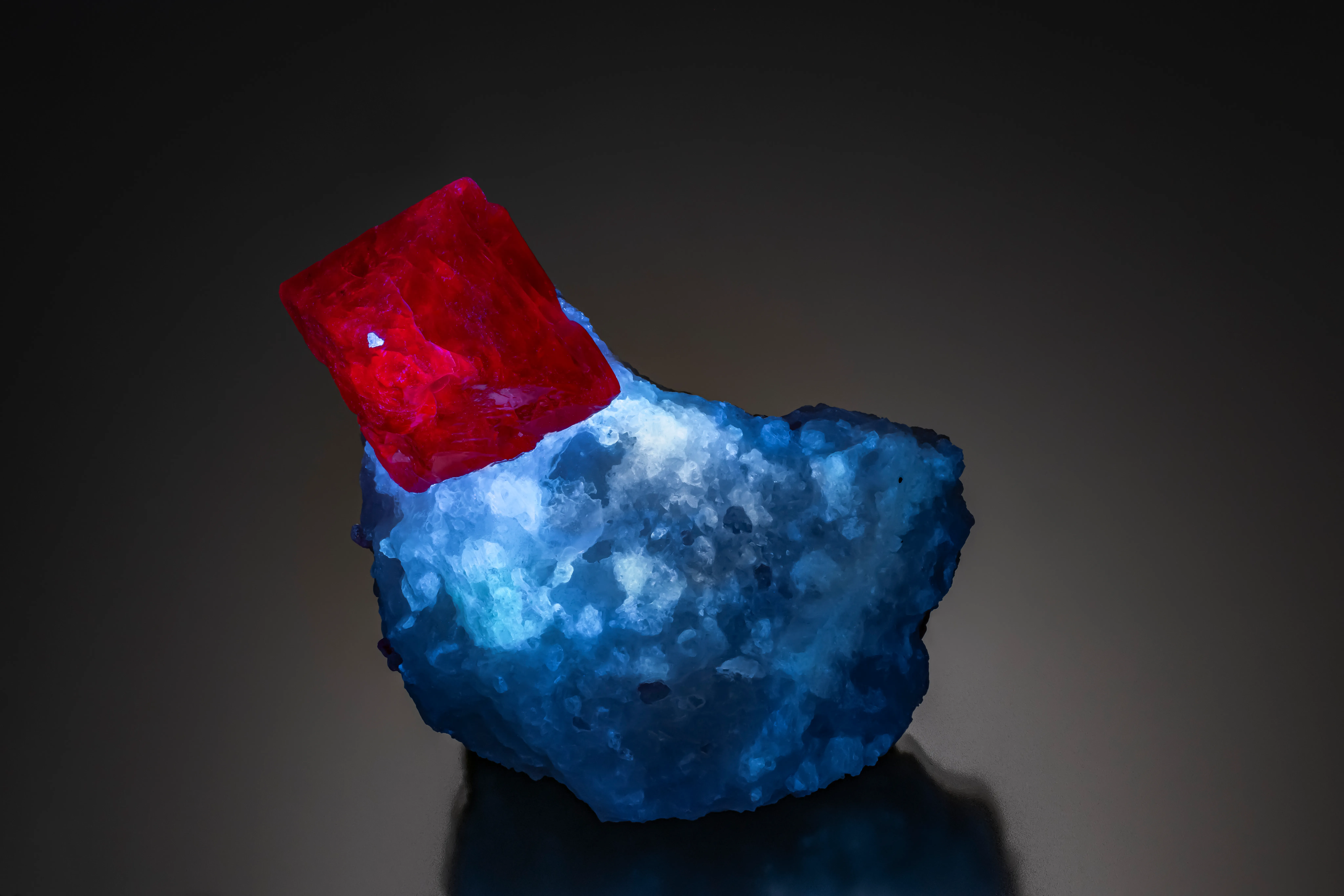 Spinel on Calcite - image 2
