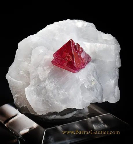 Spinel on Calcite - image 3