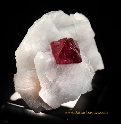 Spinel on Calcite - image 2