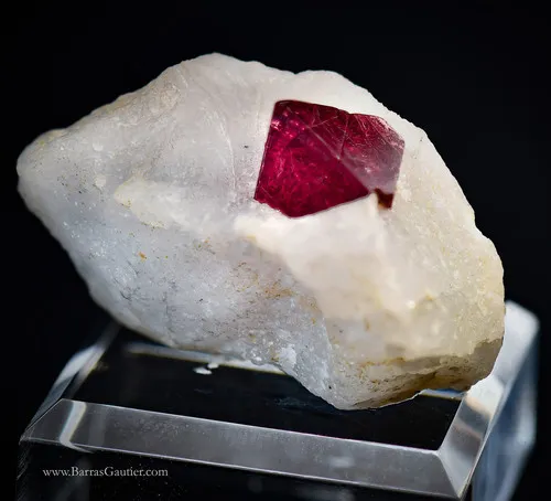 Spinel on Calcite - image 3