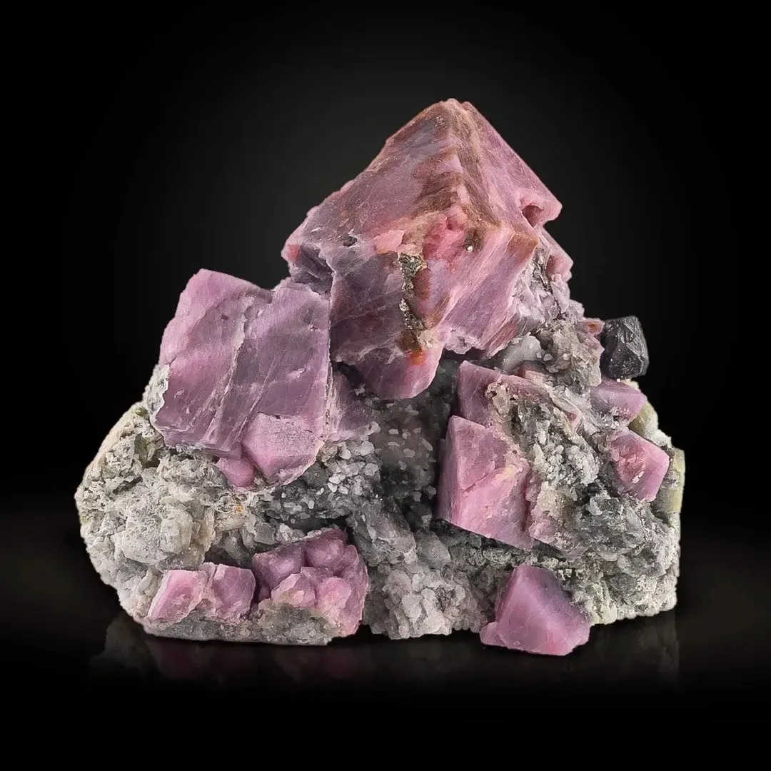 Spinel on Calcite - image 1