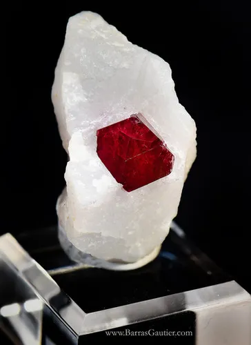 Spinel on Calcite image