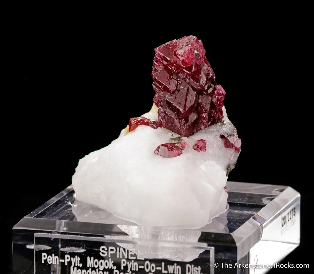 Spinel on marble - image 4