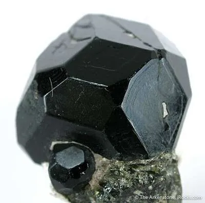 Spinel on Vesuvianite - image 3