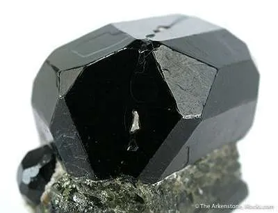 Spinel on Vesuvianite - image 4