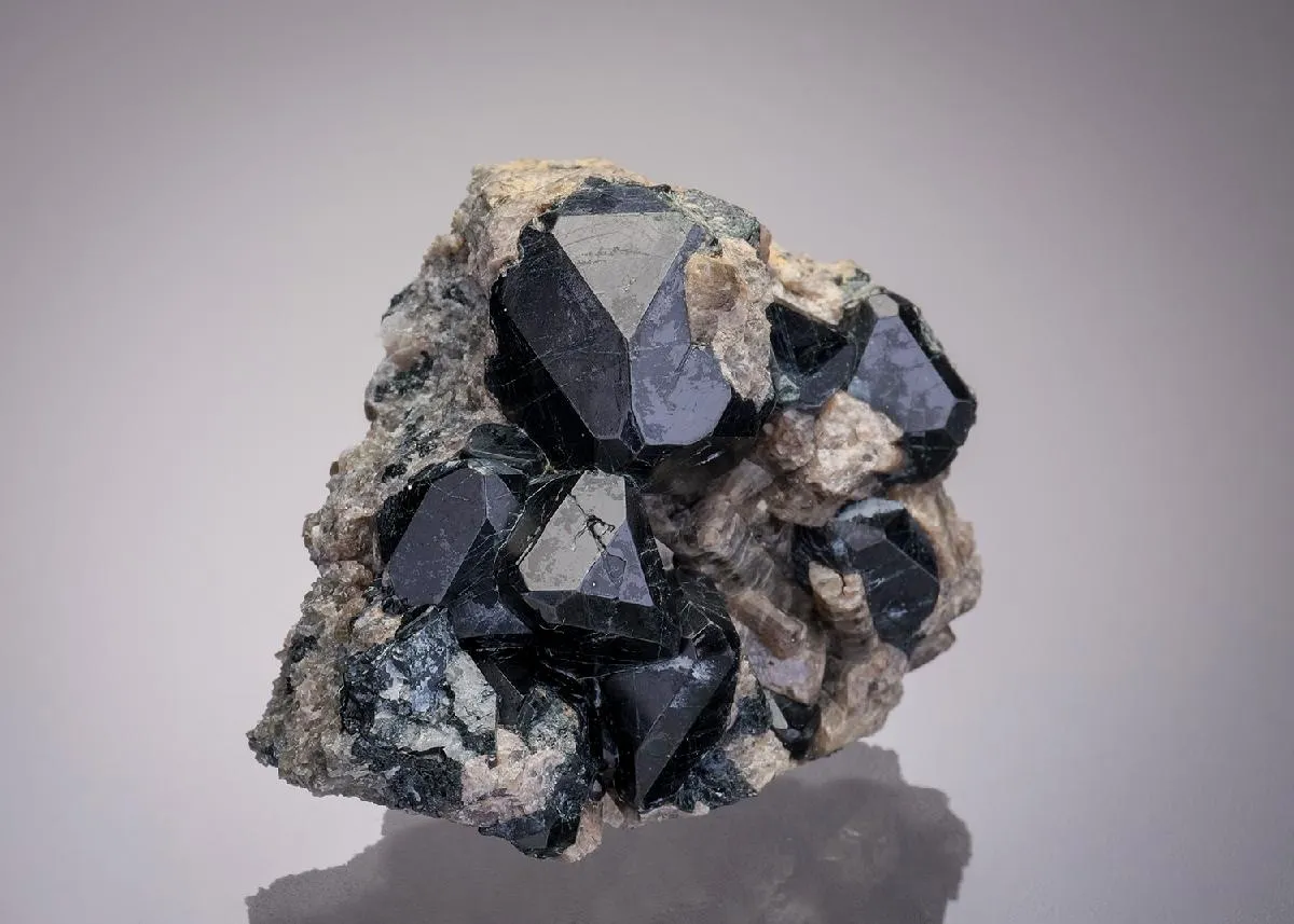 Spinel on Vesuvianite - image 1