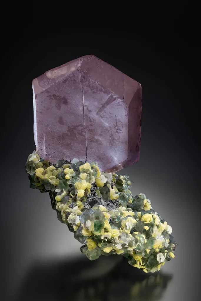 Spinel Twinned Fluorite image