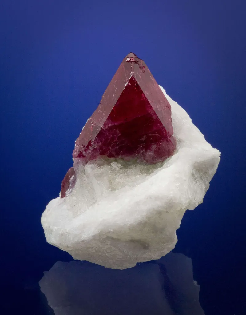 Spinel (Twinned) in Calcite - image 3
