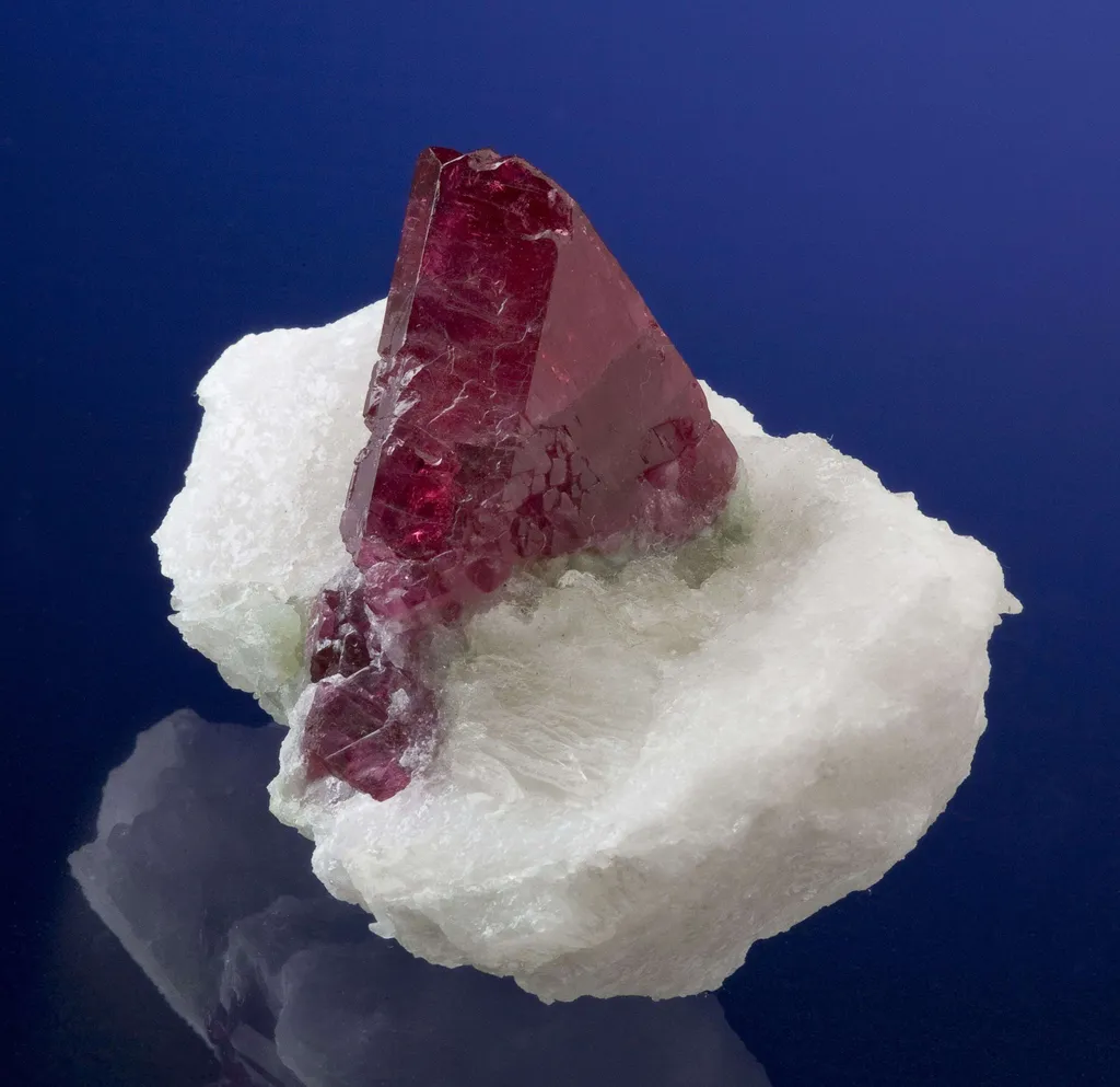Spinel (Twinned) in Calcite - image 4