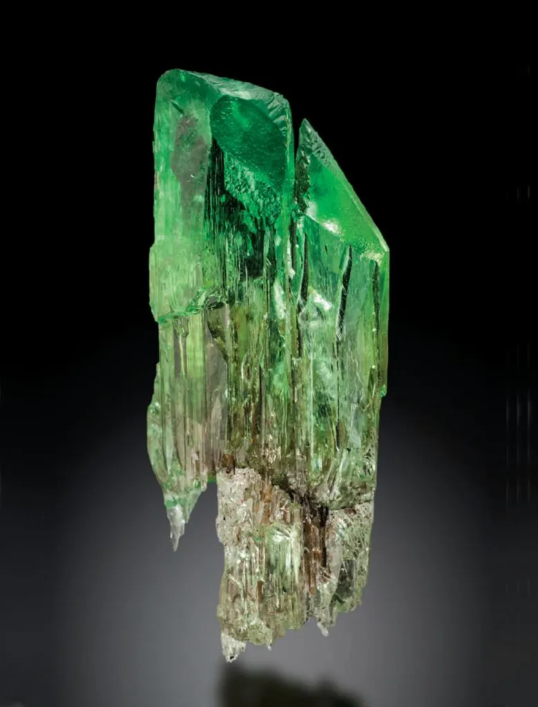 Spodumene (var. Hiddenite) image