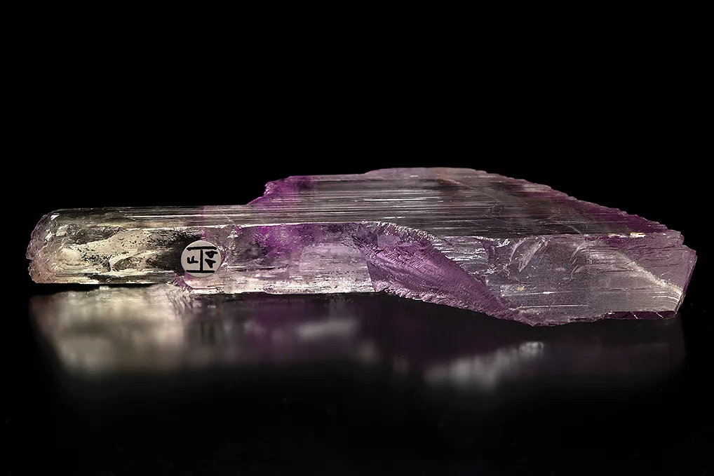 Spodumene var. Kunzite - image 3