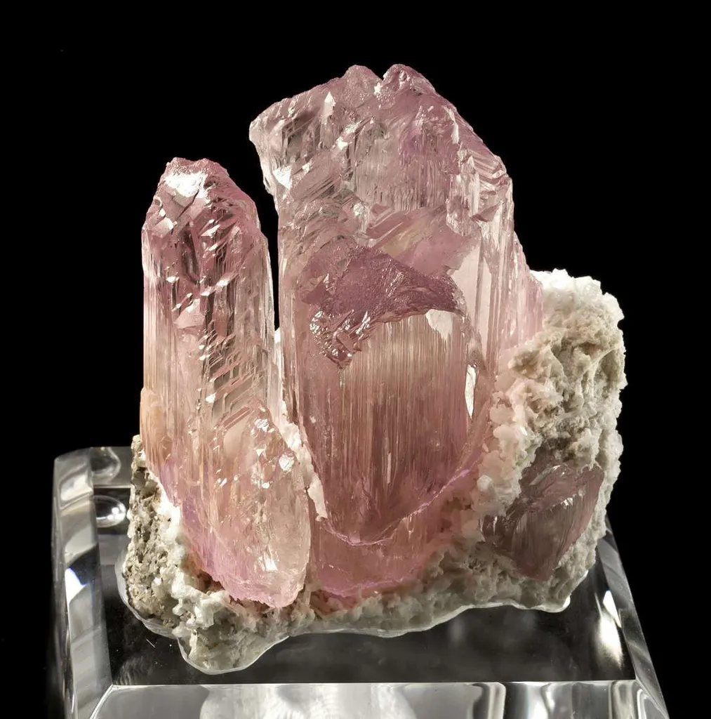 Spodumene Var Kunzite on Stilbite image