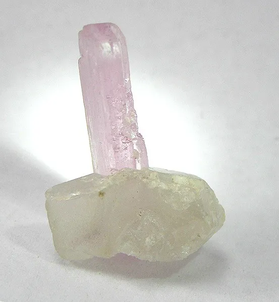 Spodumene (Var: Kunzite), Quartz image
