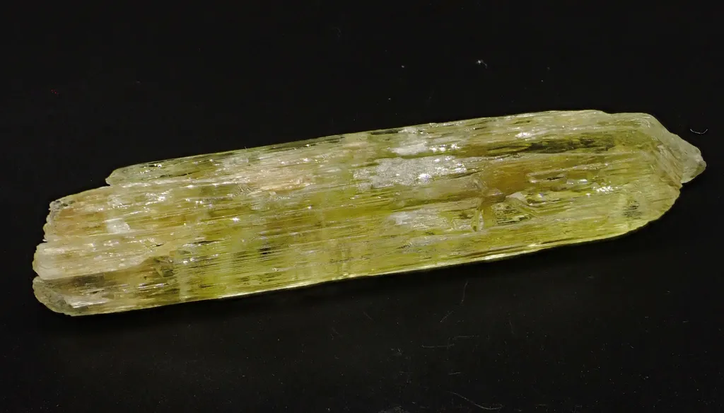 Spodumene, variety Hiddenite image