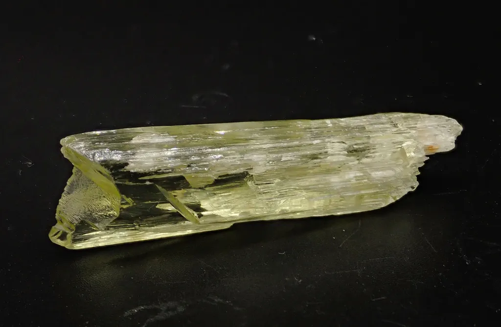 Spodumene, variety Hiddenite image