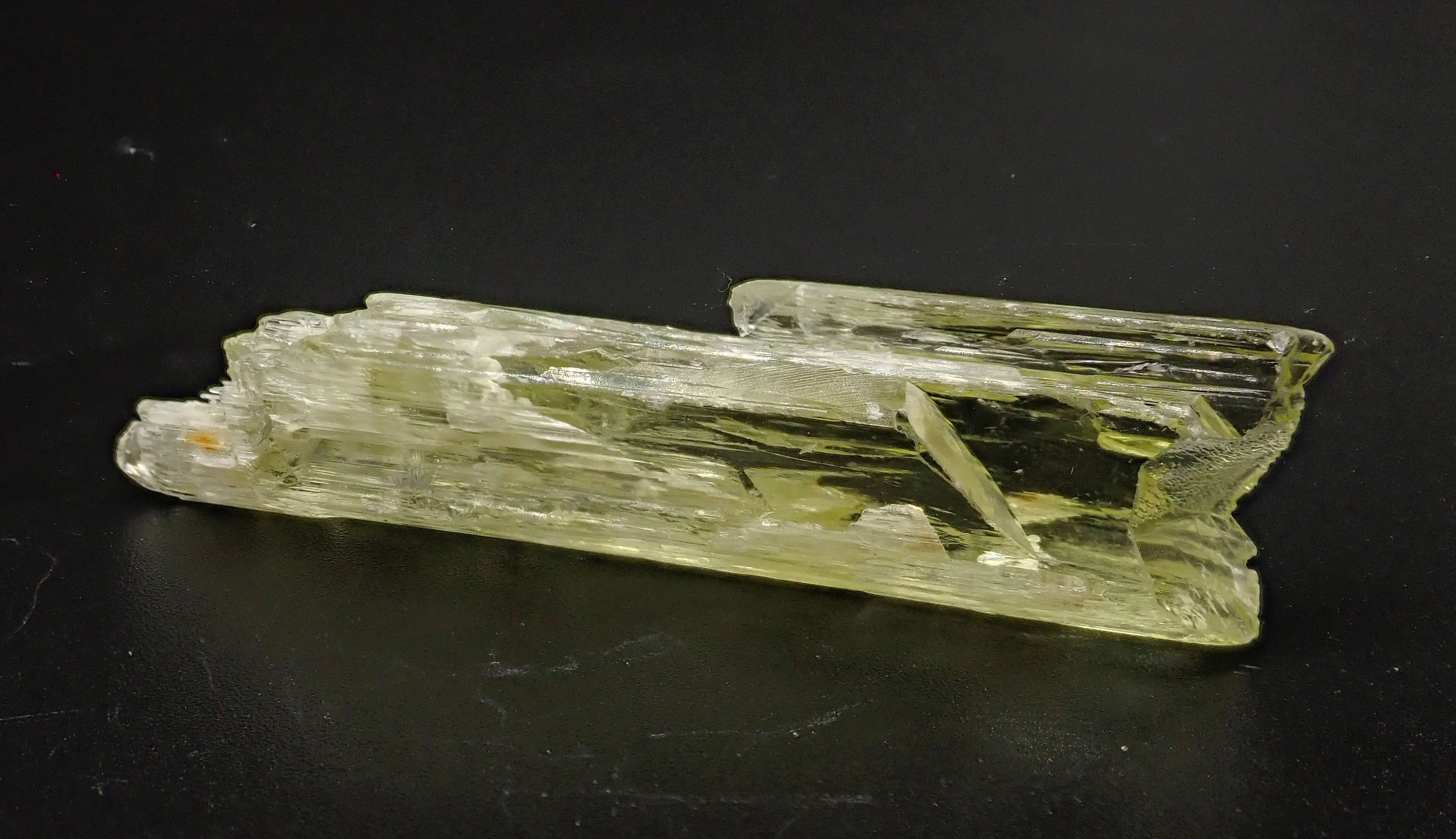 Spodumene, variety Hiddenite - image 3