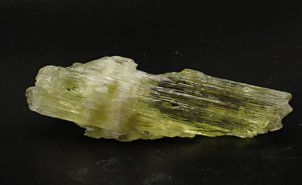 Spodumene, variety Hiddenite image
