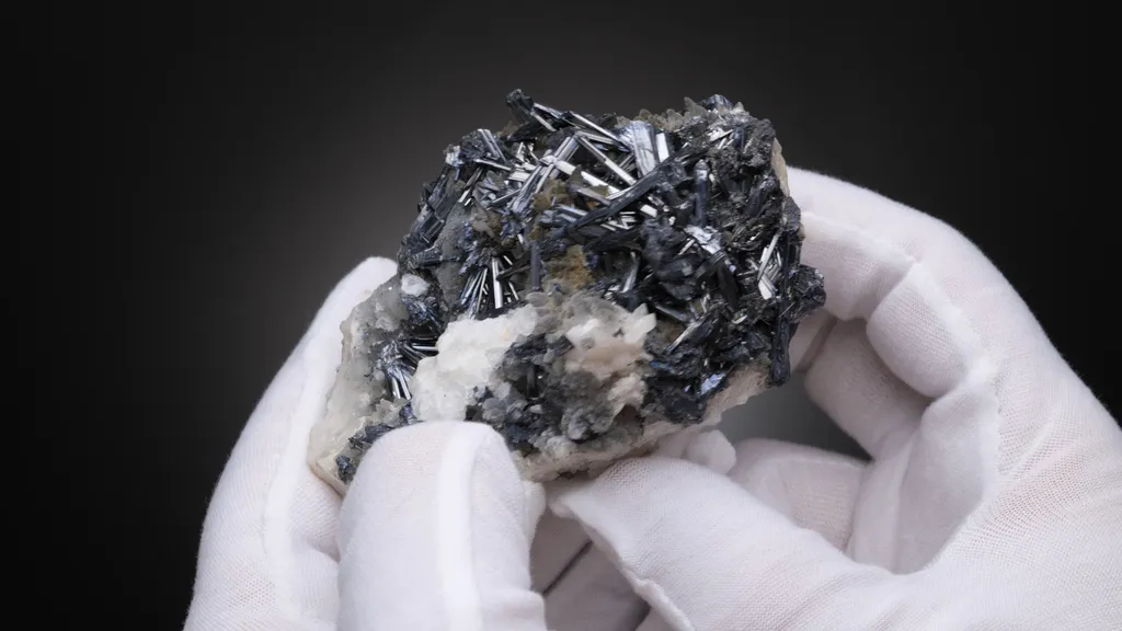 Stibnite - image 2