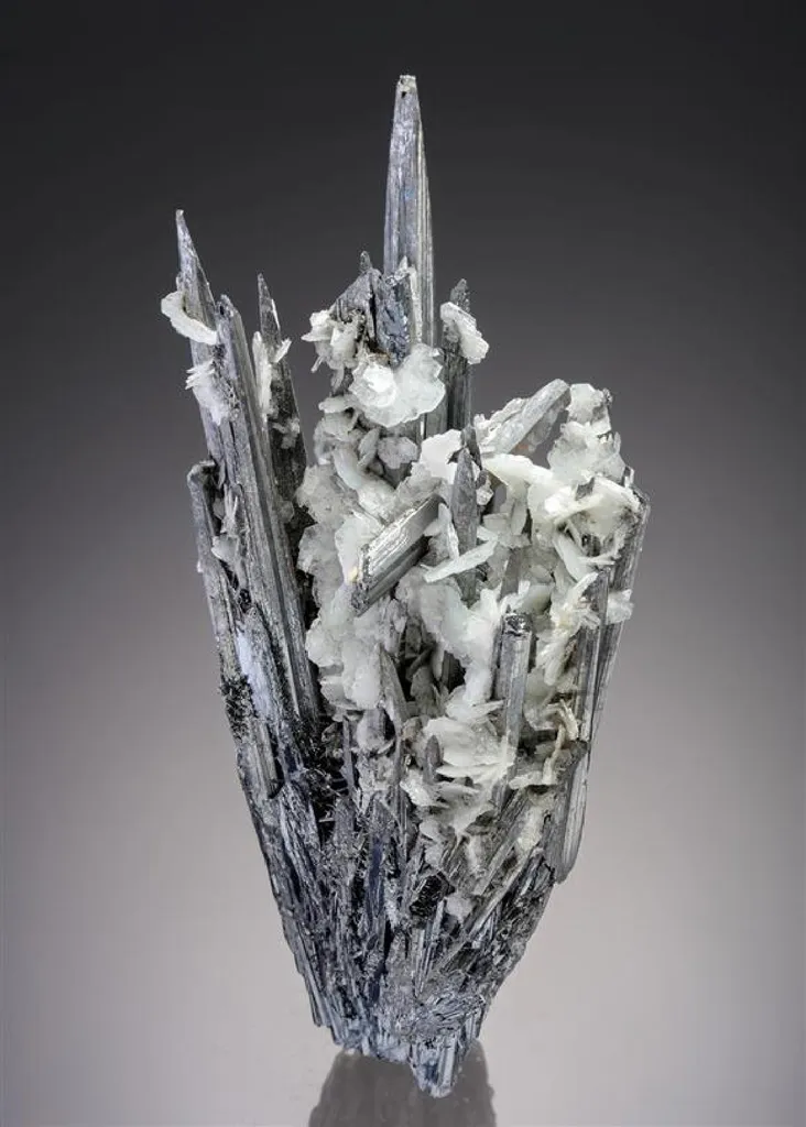 Stibnite with Baryte image