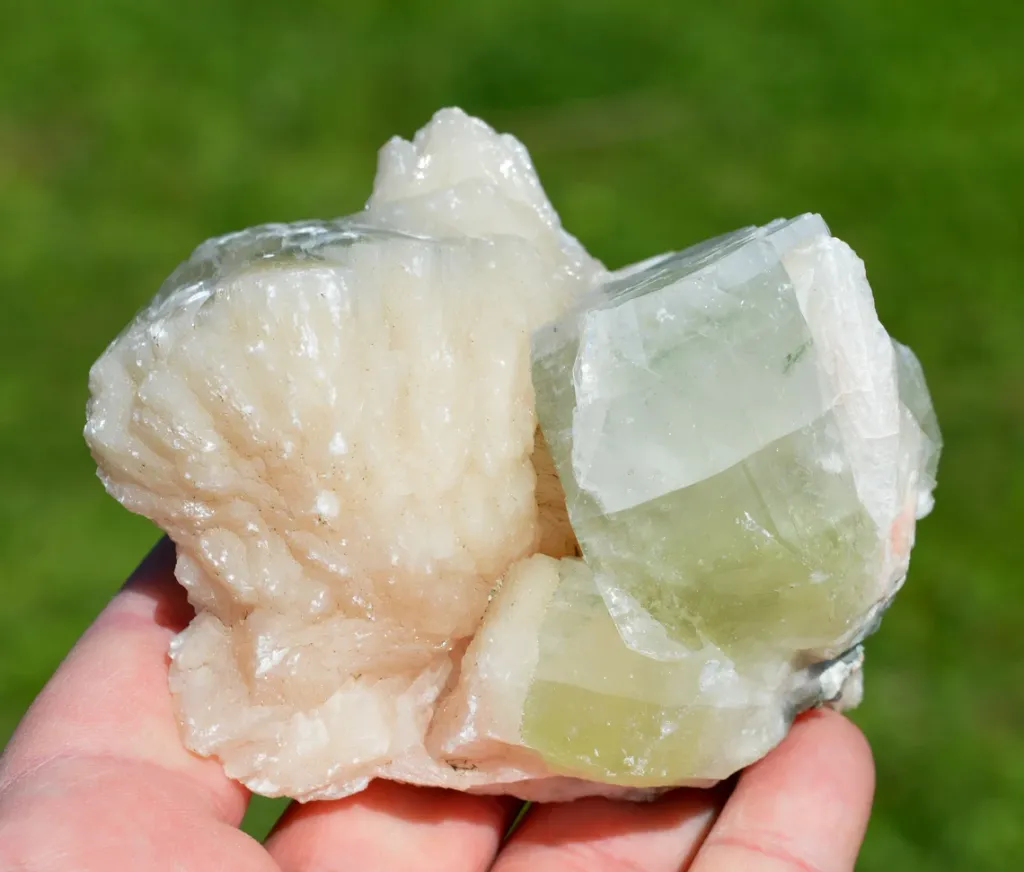 Stilbite and Apophyllite 410 grams - Pune District, Maharashtra, India image