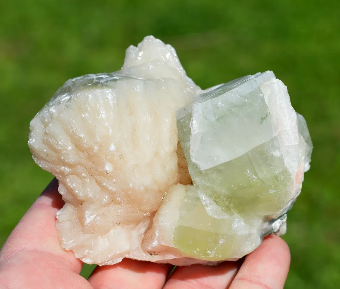 Stilbite and Apophyllite 410 grams - Pune District, Maharashtra, India - image 1