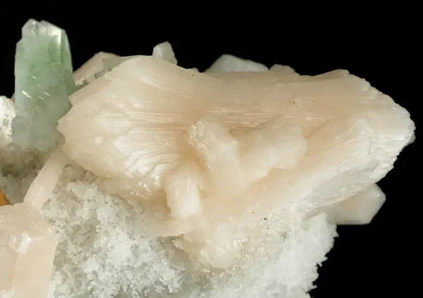 Stilbite-Ca, Apophyllite-(Kf), Quartz - image 3