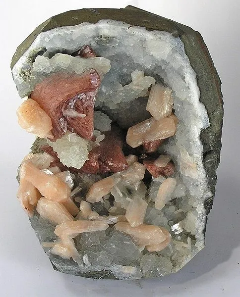 Stilbite-Ca, Heulandite, Quartz - image 1