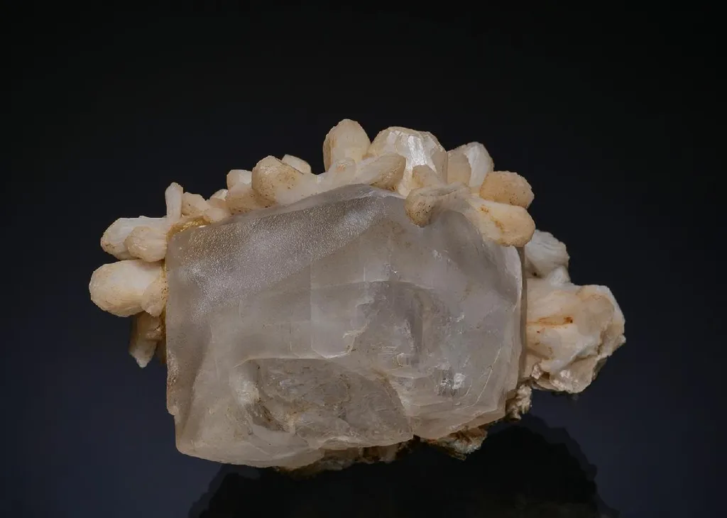 Stilbite-(Ca) on Calcite image