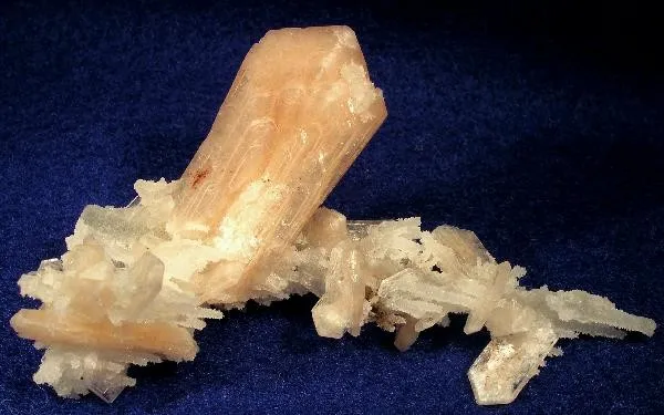 Stilbite-Ca, Quartz image
