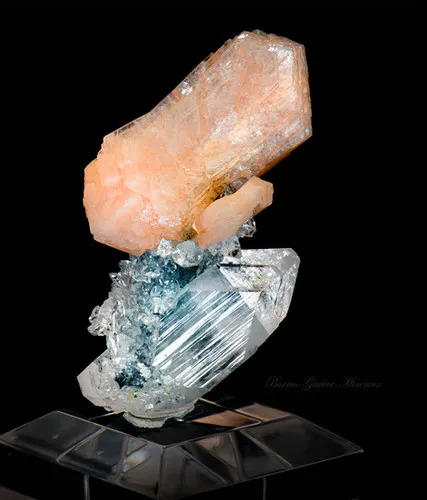 Stilbite on Apohyllite image