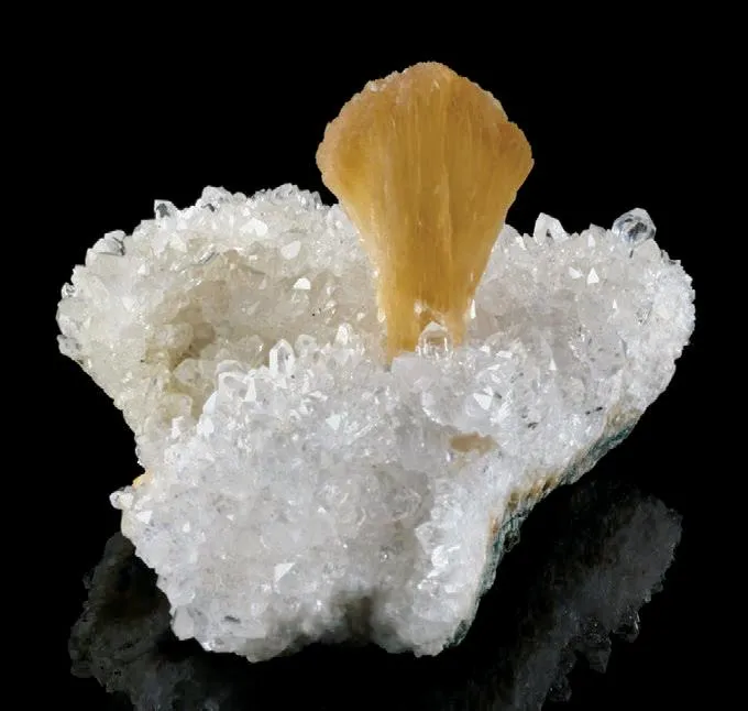 Stilbite on quartz from USA, New Jersey, Prospect Park, Prospect Park Quarry image