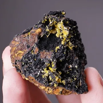 Stolzite
