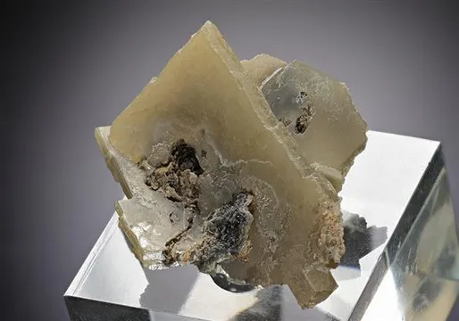 Stolzite
