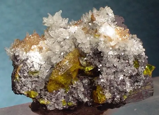 Sturmanite, Quartz image