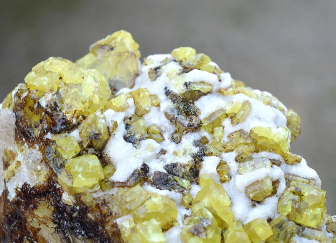 Sulfur & Calcite & Bitumen 1120 grams - Agrigento Province, Sicily, Italy - image 8