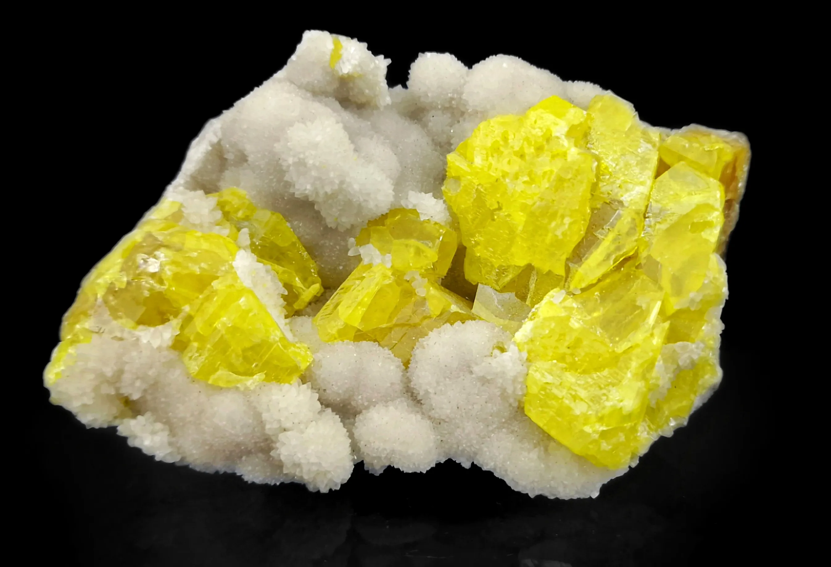 Sulfur on aragonite - image 1