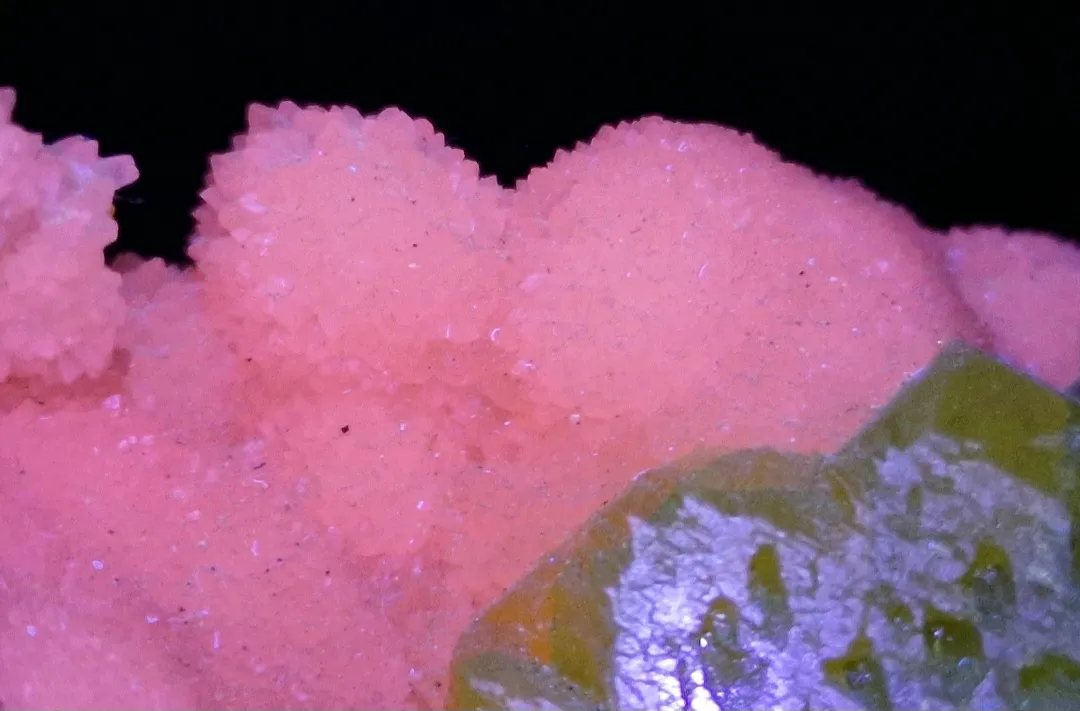 Sulfur on aragonite - image 3