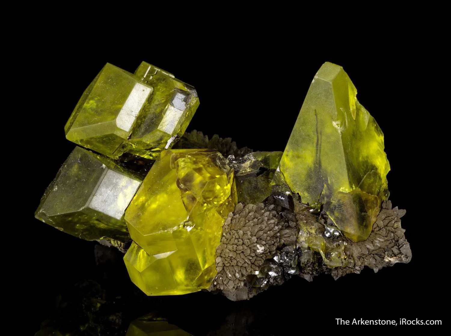 Sulfur on Aragonite with Petroleum inclusions - image 5