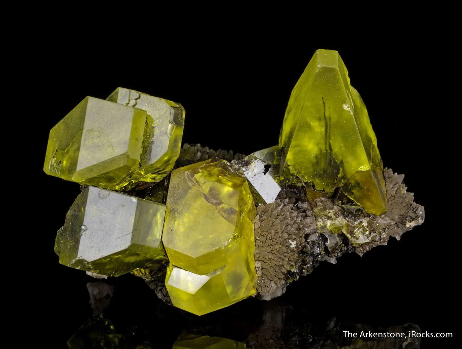 Sulfur on Aragonite with Petroleum inclusions - image 4