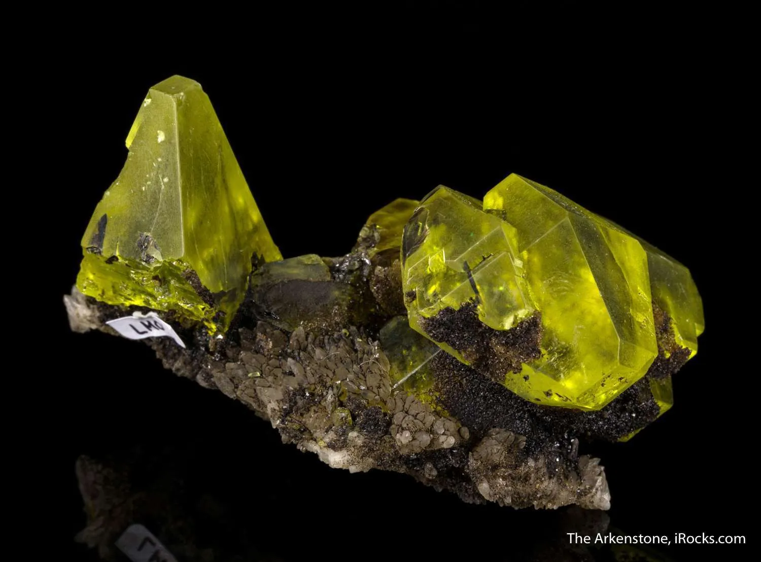 Sulfur on Aragonite with Petroleum inclusions - image 3