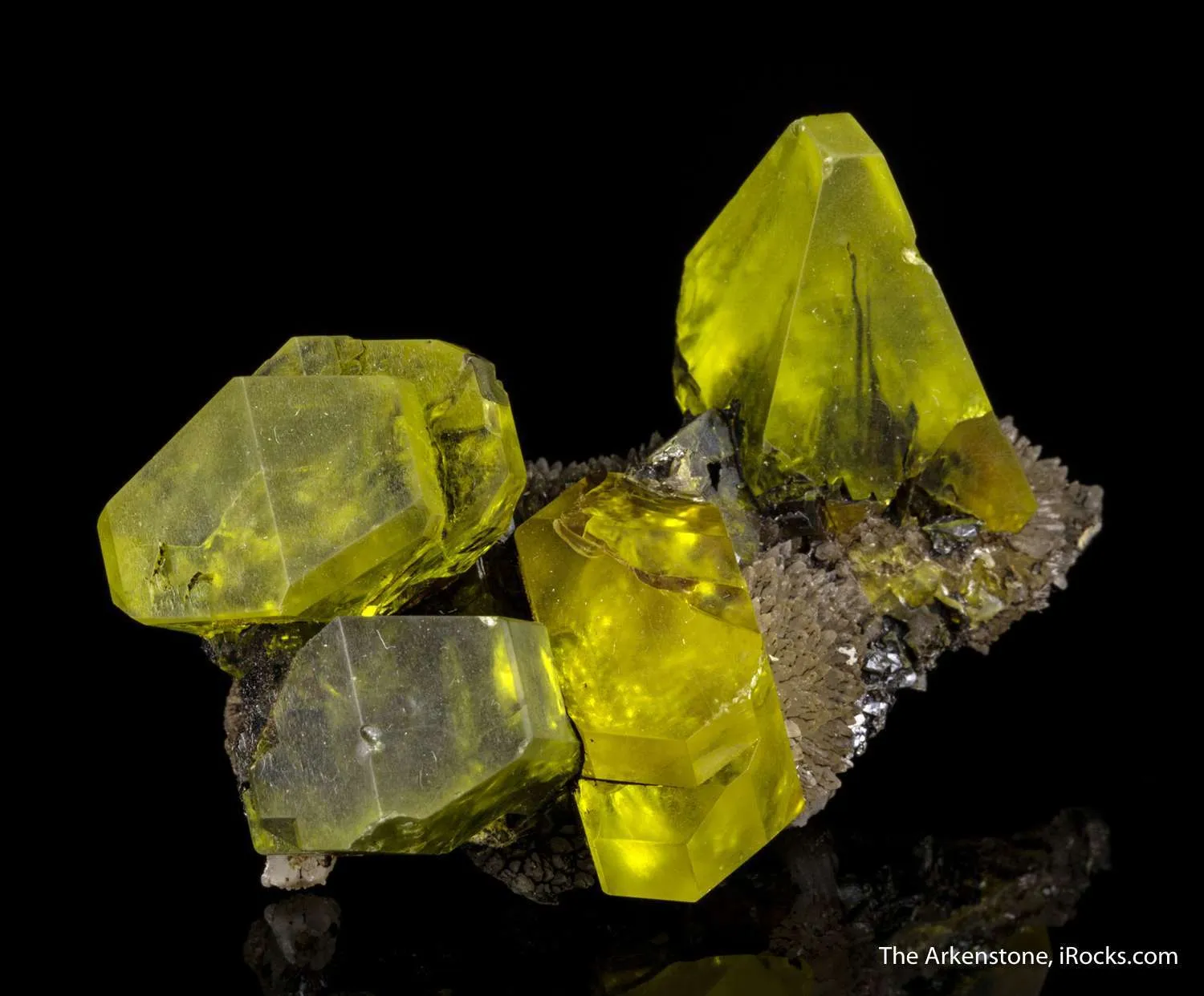 Sulfur on Aragonite with Petroleum inclusions - image 1